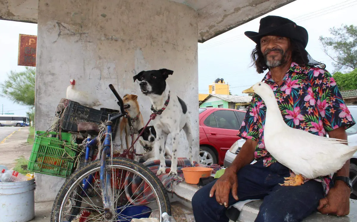 Viaja en bicicleta y acompañado de varios animales desde Mérida Yucatán hasta el norte del país Miguel Díaz (1)